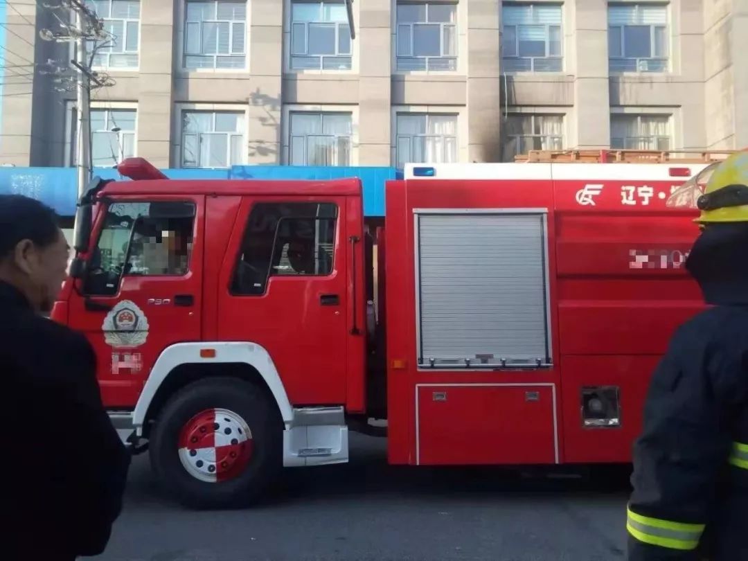 建筑发生火灾 消防车被挡住无法进入,建筑发生火灾，消防车被挡住无法进入