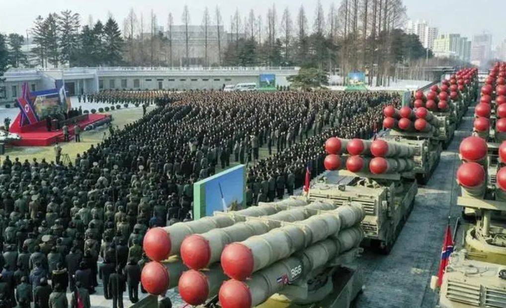 朝鲜青年积极报名参军，国家荣誉与担当，约140万青年投身国防事业