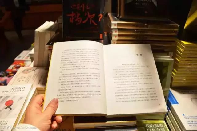 男子网购图书称商家把旧书当新书卖,男子网购图书遭遇商家售卖旧书冒充新书，透视事件背后的真相与立场