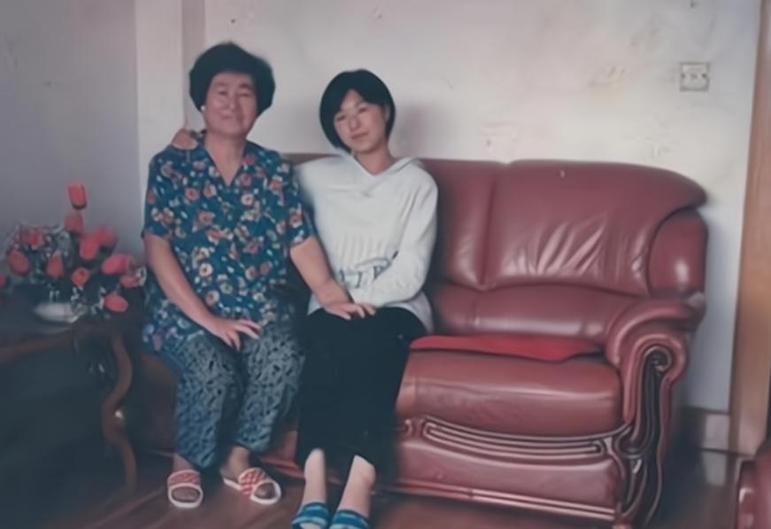 家门口的温馨等待与勇气展现，一岁弟弟接三岁姐姐放学励志故事