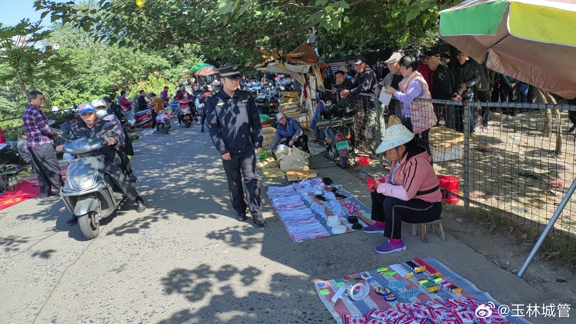 摆摊与内心的平静，夫妻马路摆摊遭遇劝离，探寻自然美景之旅