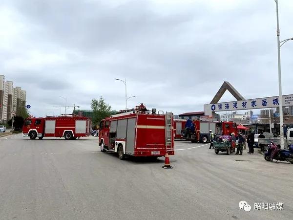 被阻挡的消防车，火焰中的友情与温馨小故事
