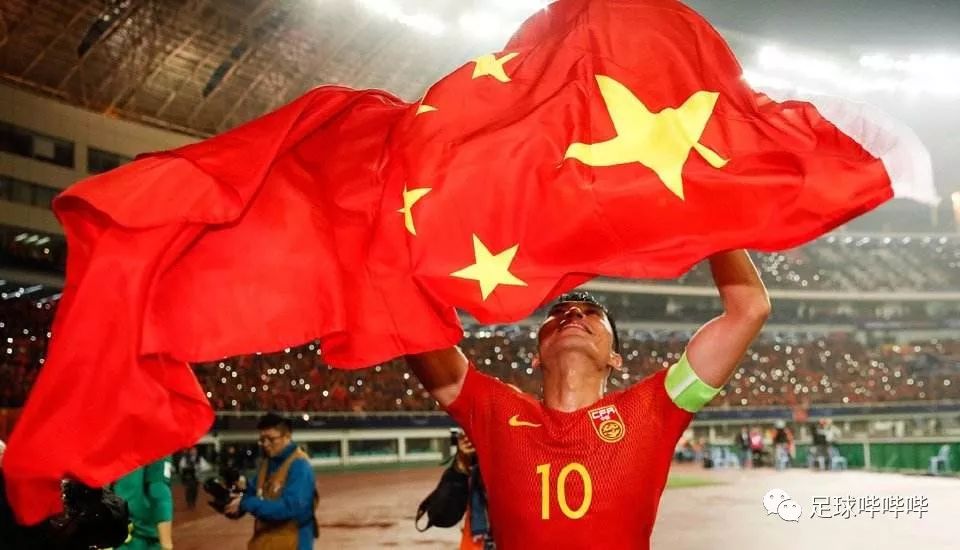 国足比赛现场巨型国旗，震撼人心的视觉盛宴！
