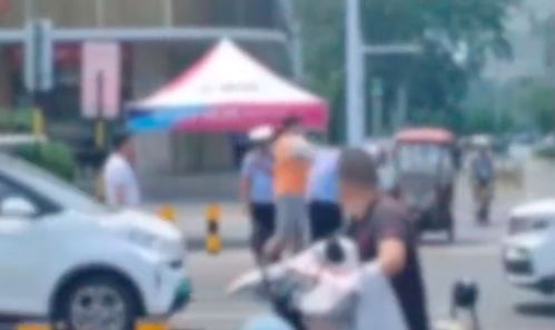 街头暴力事件与隐藏在巷弄深处的特色小店，警方通报的殴打事件引发关注