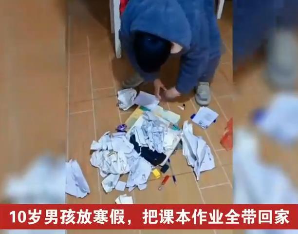 独特小店中的泥泞男孩，妈妈用塑料袋带走的故事