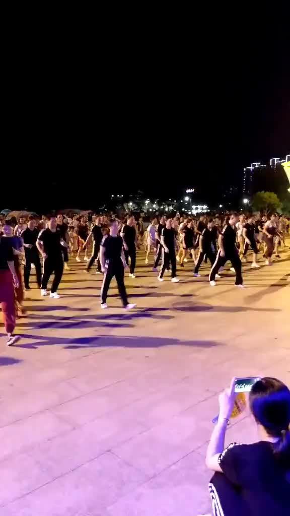 最新潮广场舞，深度解析社会现象的魅力与影响