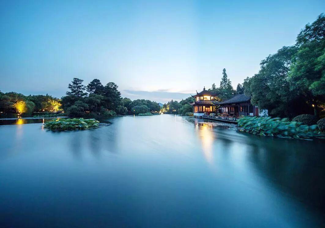 探索最新型行业与自然美景的旅行，追寻内心的平和乐园