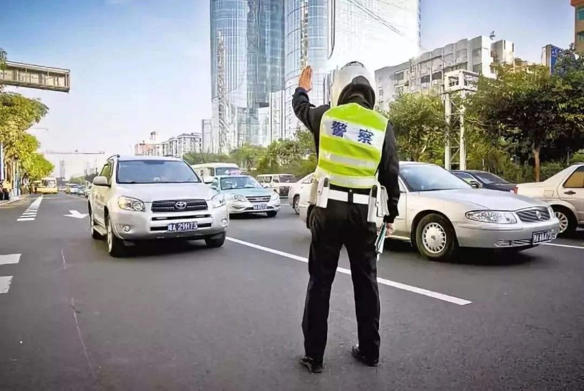 最新交通违法事件背景、影响与时代地位分析，揭示背后的故事与后果