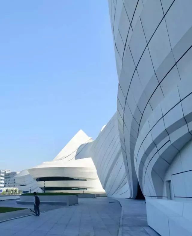 扎哈最新作品，现代建筑美学的探索与呈现