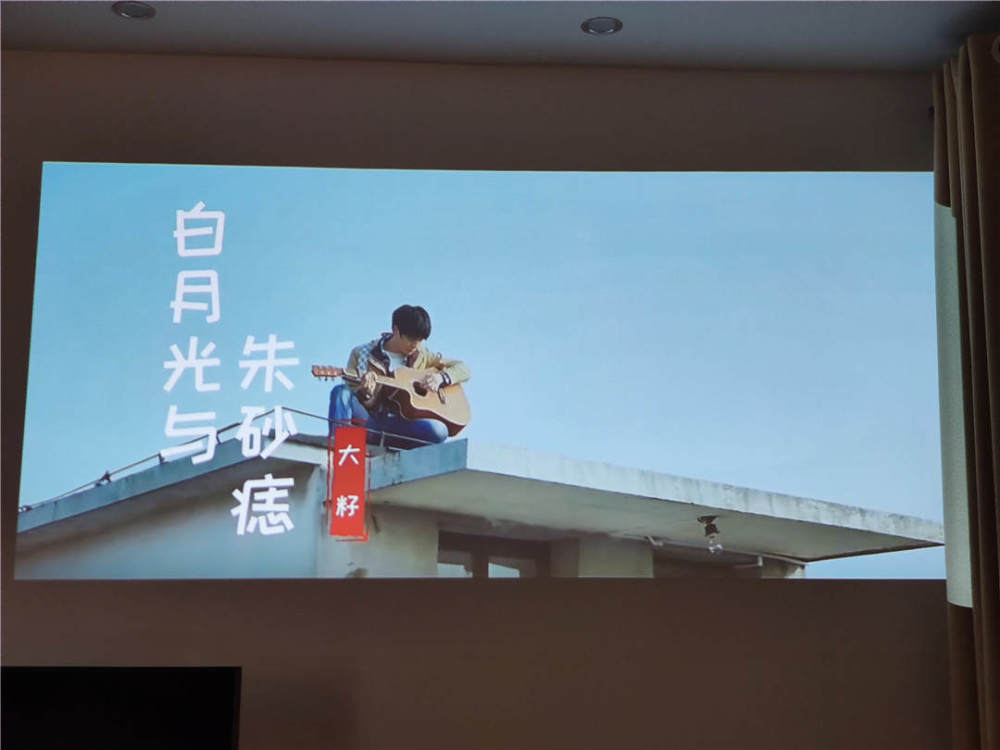 米家最新投影仪，家庭观影夜的奇妙冒险