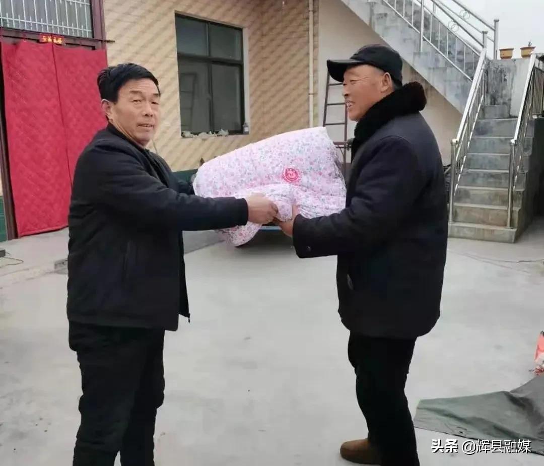 棉衣最新款，冬日暖心故事的时尚选择