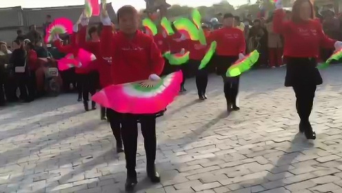 火火的爱与最新广场舞现象，解读广场舞的魅力