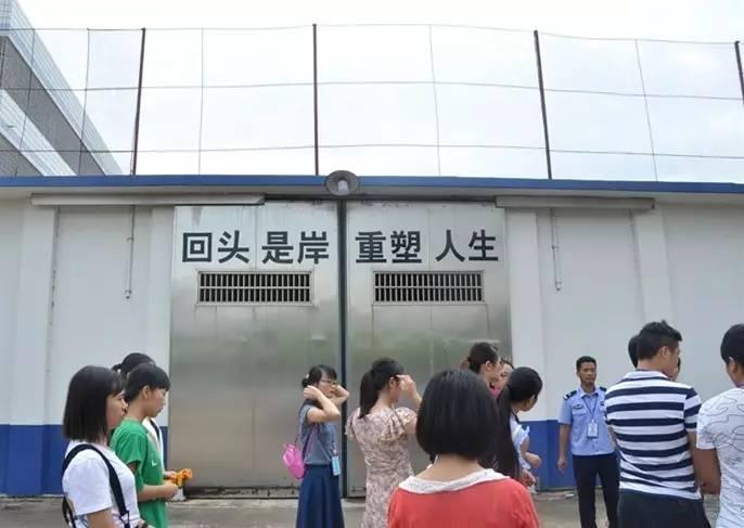 科技重塑发型艺术，体验未来魅力风采——2017最新发型潮流