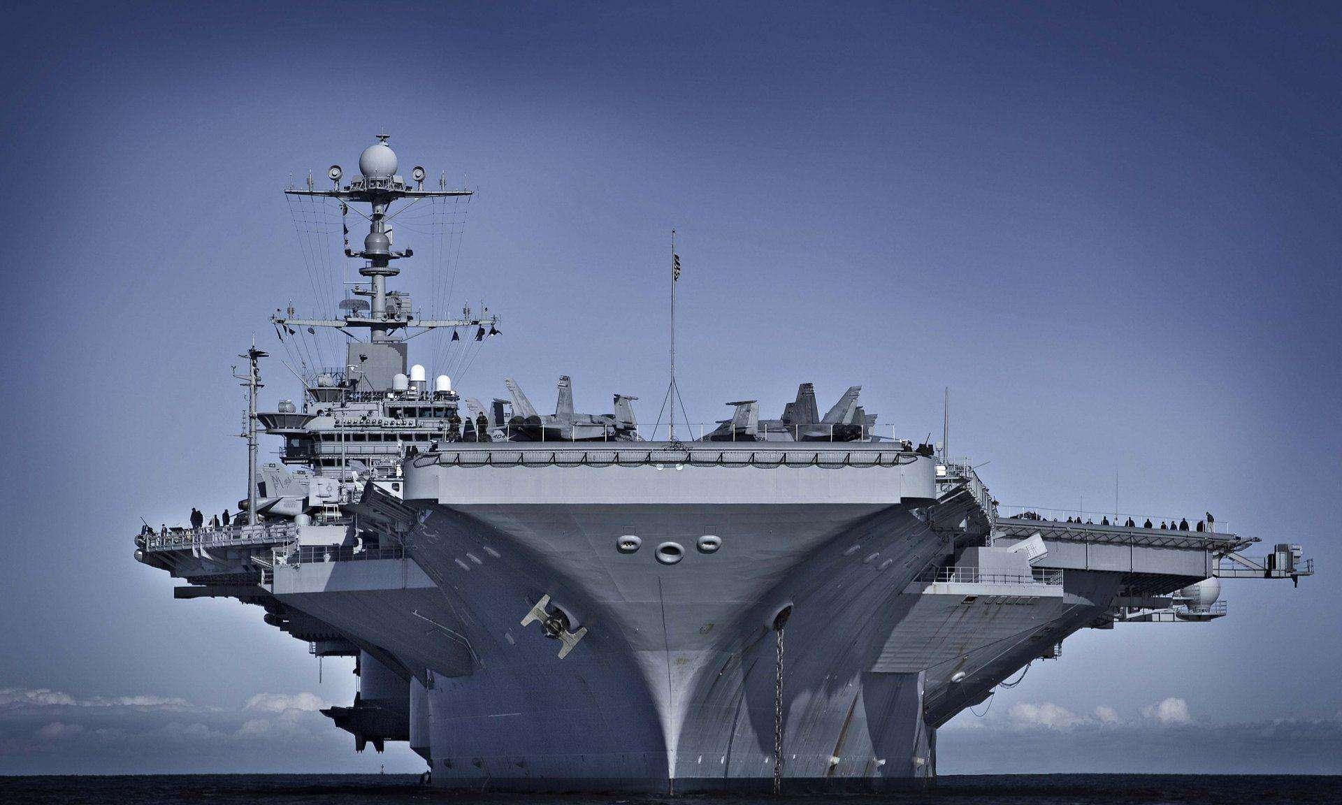 美国最新航空母舰，隐秘小巷中的科技巨擘与宝藏探索